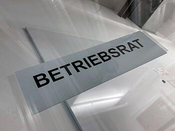 Ein Hinweisschild h&auml;ngt am Eingang zum Betriebsrat