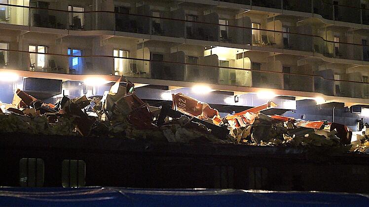 Kreuzfahrtschiff st&ouml;&szlig;t mit Containerschiff zusammen