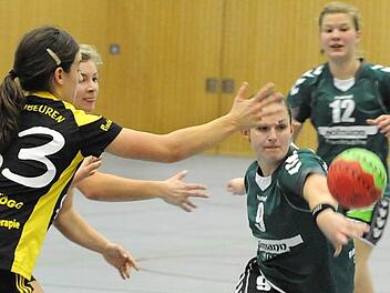 Nach fünfmonatiger Pause wieder am Ball: Sabrina Kleinhenz (rechts) im Spiel gegen den TSV Ottobeuren. Foto: Hopf