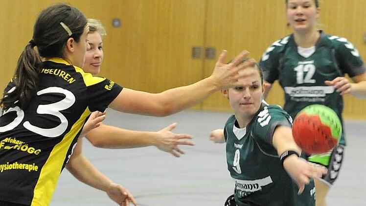 Nach fünfmonatiger Pause wieder am Ball: Sabrina Kleinhenz (rechts) im Spiel gegen den TSV Ottobeuren. Foto: Hopf