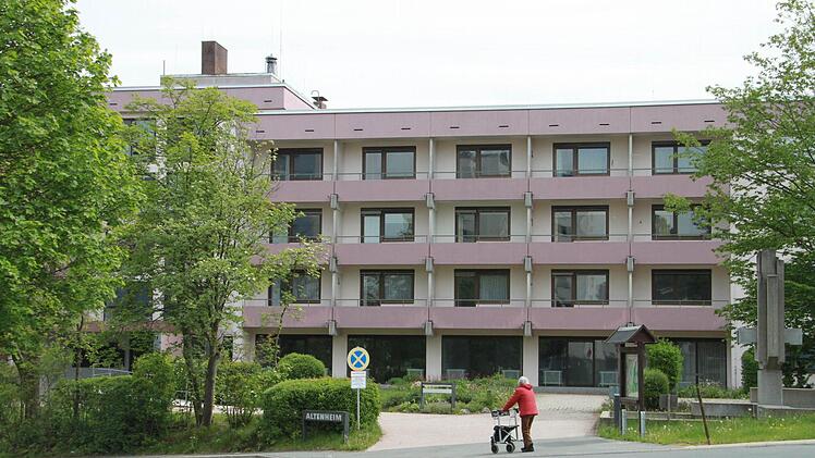 Im Bereich Nordgauerstraße wohnen viele ältere Lichtenfelser. Die Stadtbushaltestelle befindet sich nur wenige Schritte vom früheren Altenheim entfernt, das sei Ende 2012 leersteht. Fotos: Ramona Popp