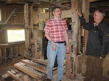 Sie hängen mit mit ganzem Herzen an der Hammerschneidmühle: Joachim Unkauf (links) und Josef Köstner. Foto: Veronika Schadeck