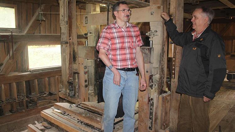 Sie hängen mit mit ganzem Herzen an der Hammerschneidmühle: Joachim Unkauf (links) und Josef Köstner. Foto: Veronika Schadeck