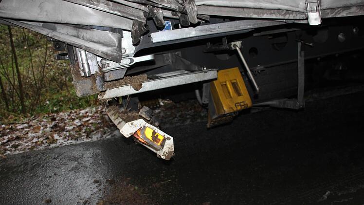 Der Unterfahrschutz des Sattelaufliegers wurde verbogen, als der Fahrer die rechte Böschung touchierte.  Foto: Friedwald Schedel