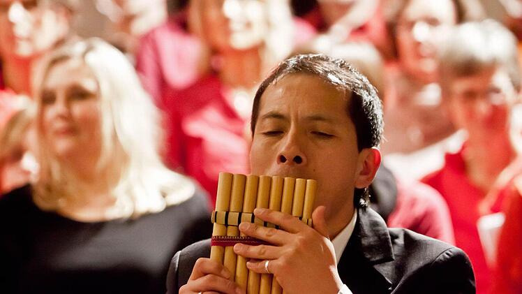 Gemeinsam mit der peruanischen Instrumentalgruppe "Indoamerika Perumanta" führte der Chor "Unerhört" Musik von Ariel Ramirez in der Coburger Heilig-Kreuz-Kirche auf.Foto: Jochen Berger