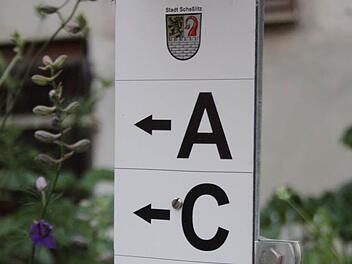 Die Wanderwegbeschilderung am Rathaus in Scheßlitz soll Touristen und Einheimische auf die neuen Strecken leiten.  Foto: Sebastian Martin