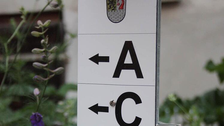 Die Wanderwegbeschilderung am Rathaus in Scheßlitz soll Touristen und Einheimische auf die neuen Strecken leiten.  Foto: Sebastian Martin