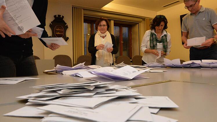 Auszählung im Rathaus. Foto: Ronald Rinklef