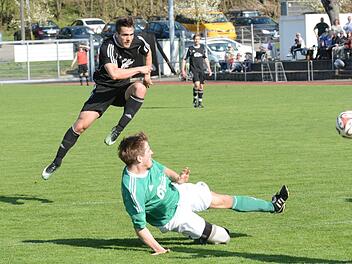 Da kommt Max Schultheiss' Abwehrversuch zu spät: Ramsthals Steven Klitzing (links) schießt fulminant zum 2:0 und somit zur finalen Entscheidung gegen Riedenberg ein. Foto: ssp