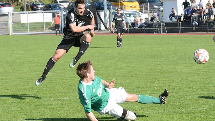 Da kommt Max Schultheiss' Abwehrversuch zu spät: Ramsthals Steven Klitzing (links) schießt fulminant zum 2:0 und somit zur finalen Entscheidung gegen Riedenberg ein. Foto: ssp