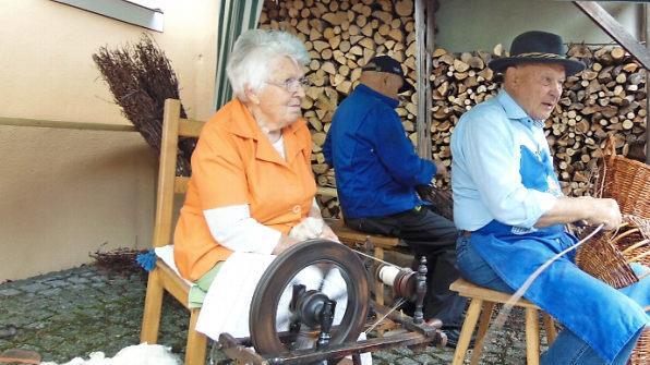 Die Kunst des Spinnens beherrschen nicht mehr viele Hiltpoltsteiner.  Fotos: Petra Malbrich