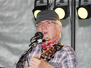Der singende Korbmachermeister Gerd Backert unterhielt die Kirchweihgäste mit seinen bekannten Liedern und nicht immer jugendfreien Trinksprüchen.  Foto: Klaus Gagel