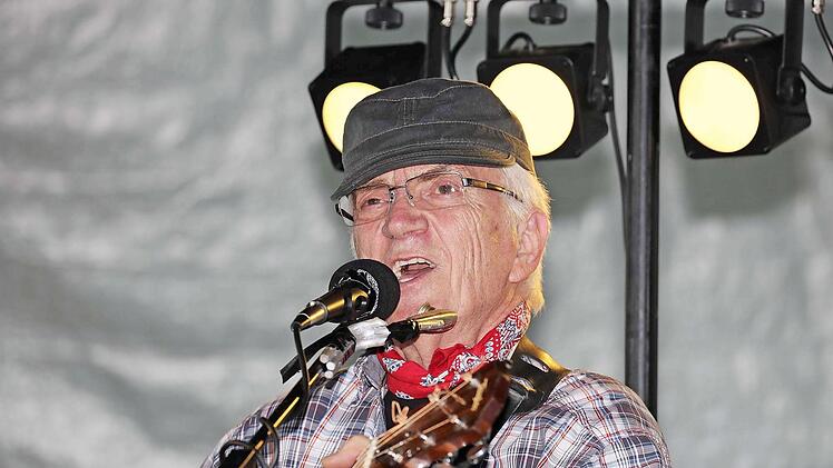 Der singende Korbmachermeister Gerd Backert unterhielt die Kirchweihgäste mit seinen bekannten Liedern und nicht immer jugendfreien Trinksprüchen.  Foto: Klaus Gagel