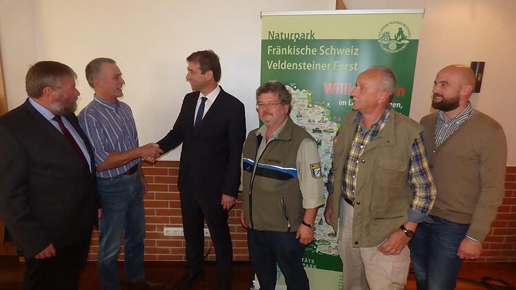 Naturparkchef und Landrat Hermann Ulm (3. v. l) verabschiedet den Naturparkberater Dirk Lüder (2. v. l.) und begrüßt dessen Nachfolger Matthias Hutter (4. v. l.). Mit im Bild Geschäftsführer Wolfgang Geißner (l.), Matthias Helldörfer (r.) und Dieter Preu (2. v. r.). Foto: Thomas Weichert