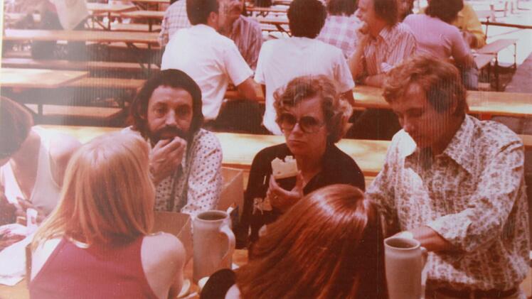 Wilmya Zimmermann (Mitte) am Biertisch. Foto: privat