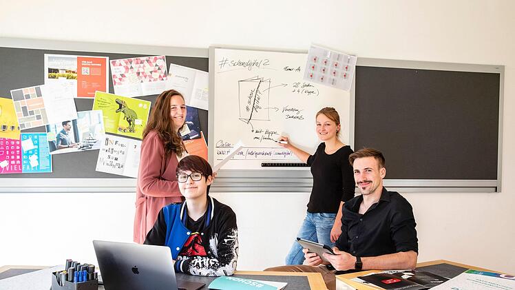 Geballte Kreativität: Julia Lehnert und Annalisa Fischer (stehend) mit Julia "Jules" Schmidt  und Philipp Glaser von Riegg & Partner.Jesper Hilbig