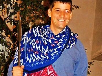 Der Referent in der Tracht der Massai - mit Speer, Stock und Gürtel, in dem auch das unverzichtbare Handy steckt. Foto: Horst Wunner