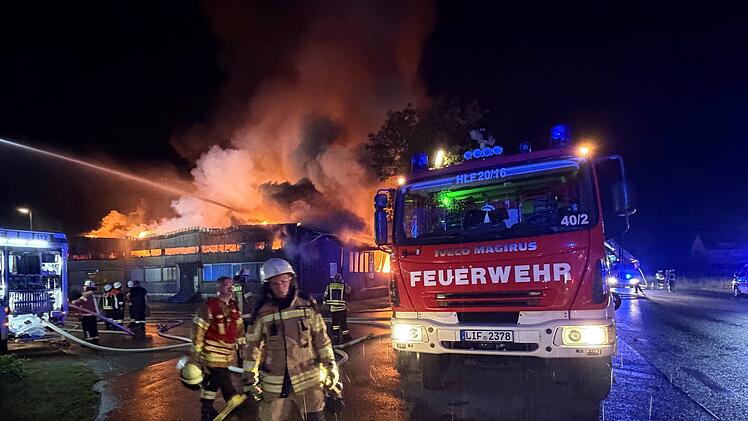 Lichtenfels: Gro&szlig;brand schockt Anwohner und Mitarbeiter - "be&auml;ngstigend"