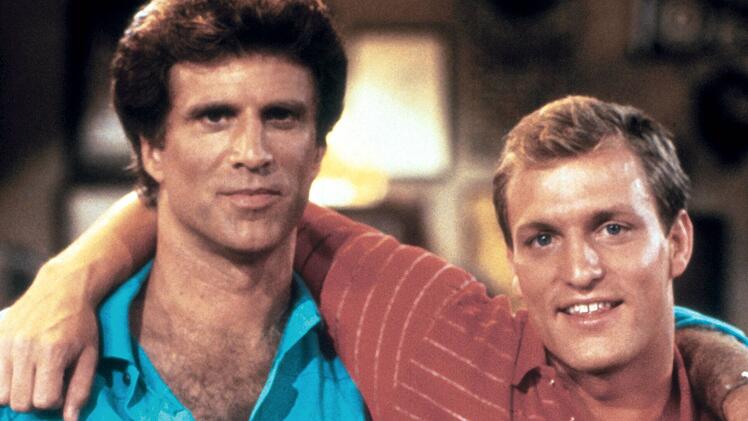 Woody Harrelson schaffte mit der Rolle des Barkeepers Ted Woodrow "Woody" Boyd an der Seite von Ted Danson in "Cheers" seinen Durchbruch als Schauspieler.