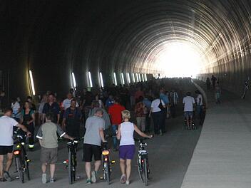 Viele Besucher kamen mit dem Fahrrad zum Tag der offenen Tür und durchquerten dabei gleich den Tunnel Lichtenholz, der zwischen Zilgendorf und Untersiemau liegt und rund einen Kilometer lang ist. Foto: Matthias Einwag