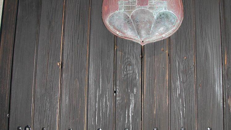 Das Wappen mit den zwei Rosen beim Storchenturm spricht für sich. Foto: Sonja Adam