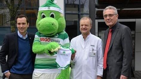 Zusammen mit Marketingleiter Timo Schiller (li.), Chefarzt Volker Hanf (2.v.re.) und Klinikdirektor Peter Krappmann stellte Greuther-Fürth-Maskottchen Eddy den Strampler vor, der Teil des Neugeborenen-Pakets ist. Foto: SpVgg Greuther Fürth
