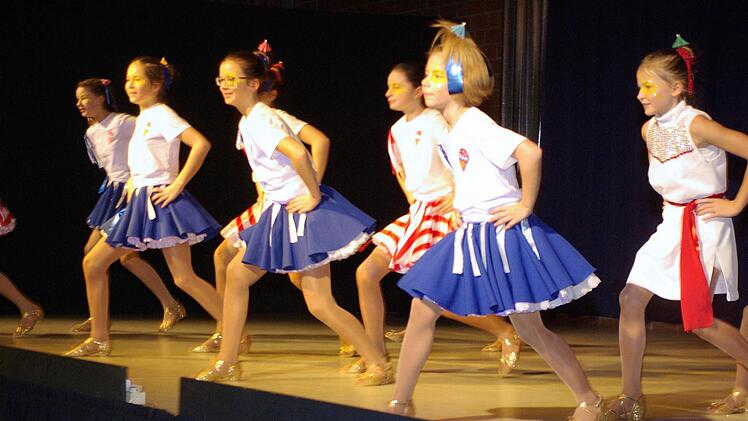 Turnier für Männerballett in Untererthal. Die Mädels aus Untererthal gaben eine Tanzeinlage.