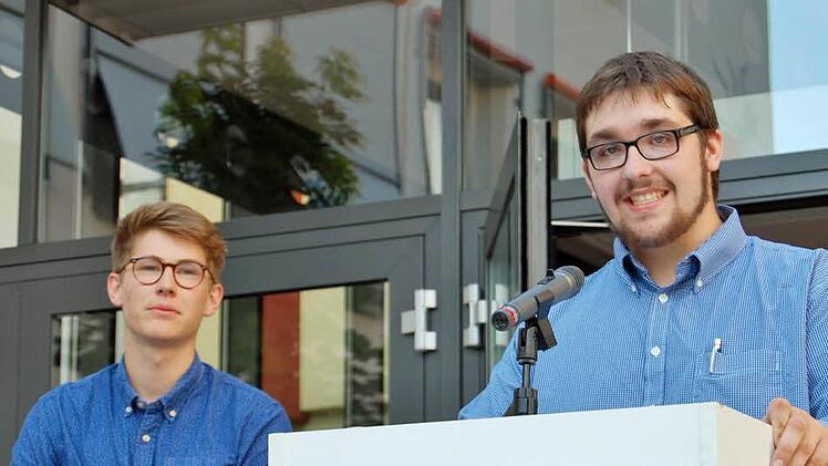 Die Abiturienten René Hermann (links) und Robert Wening erinnerten an einige Schülerstreiche.  Foto: Sigismund von Dobschütz