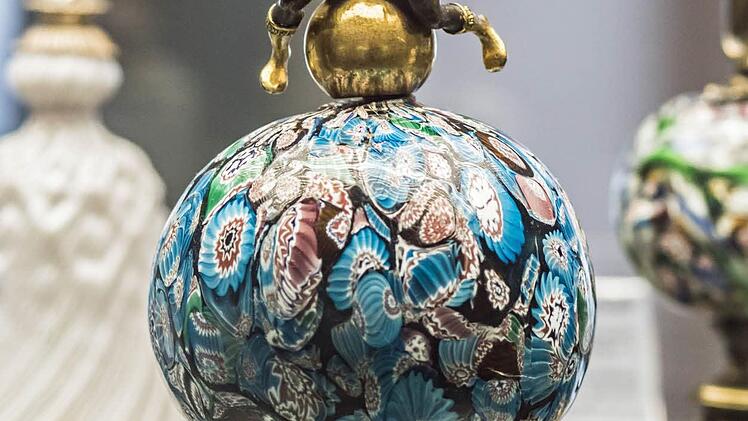 Millefiorikugel, Venedig, 16. Jh., farbloses Glas, Millefioriabschnitte; Fuss und Figur Bronze, vergoldet, Kunstsammlungen Veste Coburg Foto: Jochen Berger