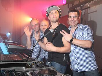 Die Party-Band "Die Drei" hatte beim Kerwa-Tanz in Kupferberg bis Mitternacht für Stimmung gesorgt. Dann übernahm DJ N"Farmer alias Bauer Gunther und begeisterte die Nachtschwärmer. Fotos: Sonny Adam