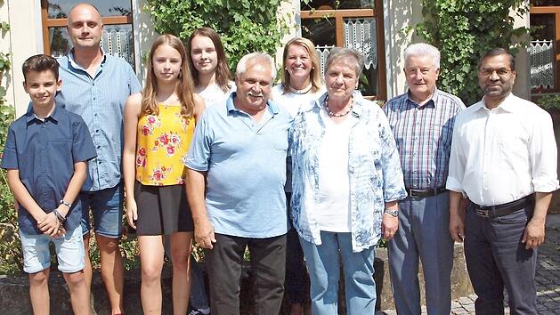 Heinrich und Christine Kraus (im Vordergrund) freuten sich &uuml;ber die Gl&uuml;ckw&uuml;nsche von Enkel Paul, Sohn Ralf, Enkelin Franka, Enkelin Silvana, der B&uuml;rgermeister Sabine Rie&szlig;ner und Winfried Weinbeer sowie Pfarrer George Thottankara (von links).  Foto: Alfred Thieret