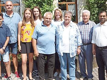 Heinrich und Christine Kraus (im Vordergrund) freuten sich über die Glückwünsche von Enkel Paul, Sohn Ralf, Enkelin Franka, Enkelin Silvana, der Bürgermeister Sabine Rießner und Winfried Weinbeer sowie Pfarrer George Thottankara (von links).  Foto: Alfred Thieret