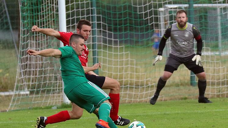 Mit derart viel Gegenwehr hatten die Spieler der TSG Niederf&uuml;llbach (gr&uuml;nes Trikot) wohl nicht gerechnet. Die Auftaktpartie in der Kreisliga Coburg ging n&auml;mlich &uuml;berraschend auf eigenem Platz gegen den TV Ebern mit 2:3 verloren. Foto: Timo Geldner