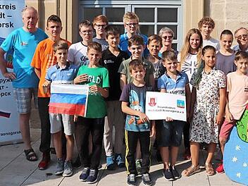 Deutsche und russische junge Schachspieler. Im Bild dabei sind noch Klaus Strienz (links), Elias Pfann (Zweiter Vorsitzender Schachclub, 6. von links), rechts daneben Sibylle Menzel (Vorsitzende des Freundeskreises Krasnogorsk) und rechts Reiner Schulz (Vorsitzender Schachclub). Foto: p