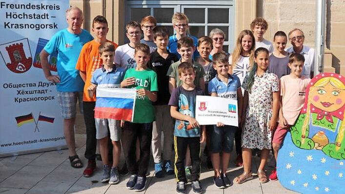 Deutsche und russische junge Schachspieler. Im Bild dabei sind noch Klaus Strienz (links), Elias Pfann (Zweiter Vorsitzender Schachclub, 6. von links), rechts daneben Sibylle Menzel (Vorsitzende des Freundeskreises Krasnogorsk) und rechts Reiner Schulz (Vorsitzender Schachclub). Foto: p