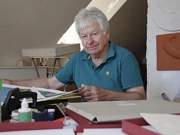 "Die verschiedenen Drucktechniken haben ich alle durchexerziert", sagt der Künstler und Kulturpreis-Träger Harald Hubl. Fotos: Franziska Rieger