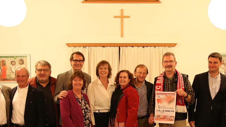 Sie sorgten an zwei Abenden des Awo-Kulturtreffs für Kurzweill - von links: Knud Espig und Günther Ott, Wolfgang Hoderlein, Roland Wolfrum und Sabine Baum, Hilde Madl, Rosi Groth, Stefan Reuther, Sepp Madl, Andreas Pöhlmann und Organisator Heinz Nowack.Foto: Klaus Klaschka