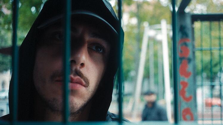 Momo (Xidir Koder Alian) ist nach seinem Ausbruch auf der Flucht.