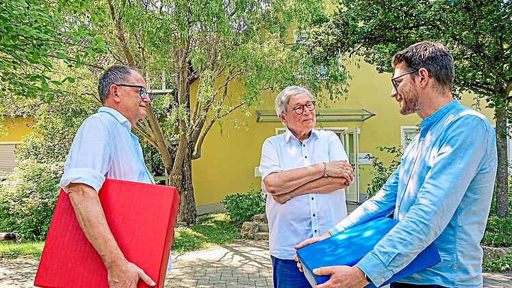 Dekan Friedrich Hohenberger und Wolfgang Heidenreich informieren sich bei Leonard von der Weth &uuml;ber die Bedeutung der F&ouml;rderung motorischer F&auml;higkeiten bei Kindern. Dabei nehmen sie Psychomotorik-W&uuml;rfel in Augenschein und tauschen sich &uuml;ber deren ...