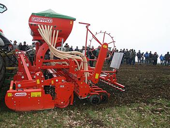 Landwirte und Jäger staunen: Die Kreiselegge mit Drillkombi, die Wolfgang Goller aus Elbersreuth vorführt, ebnet den Boden ein, zerschlägt aufgeworfene Grasnarben und kann auch noch im selben Arbeitsgang neu ansäen. So wächst auch nach Wildschweinschäden schnell wieder Gras. Fotos: Sonja Adam