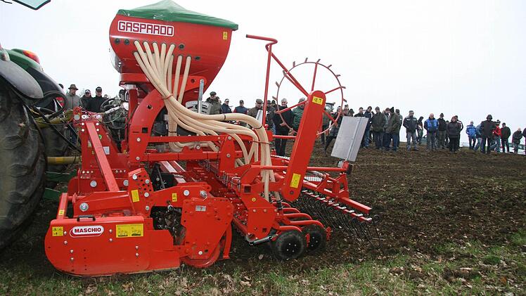 Landwirte und Jäger staunen: Die Kreiselegge mit Drillkombi, die Wolfgang Goller aus Elbersreuth vorführt, ebnet den Boden ein, zerschlägt aufgeworfene Grasnarben und kann auch noch im selben Arbeitsgang neu ansäen. So wächst auch nach Wildschweinschäden schnell wieder Gras. Fotos: Sonja Adam
