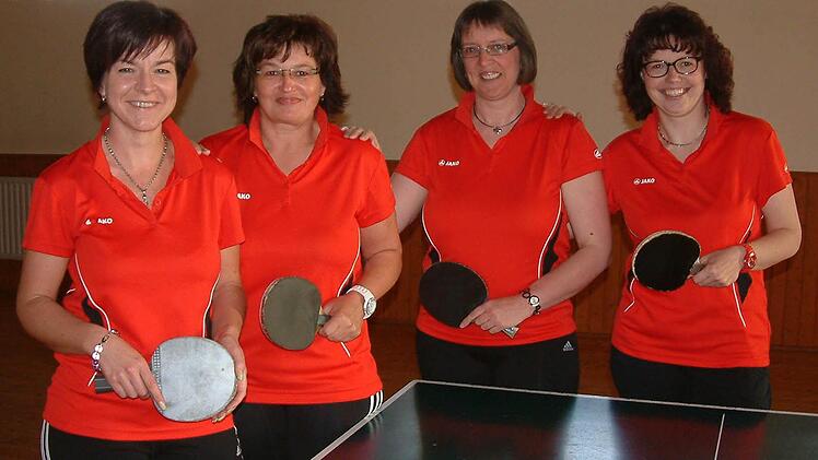 Erstmals wurden die Damen des TV Marienroth Meister in der 1. Kreisliga und steigen damit in die 3. Bezirksliga auf. Das erfolgreiche Quartett besteht aus Tanja Sesselmann, Anni Fiedler, Anja Hofmann und Simone Kirchner (von links).  Foto: Hans Franz