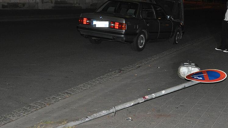 Ein BMW-Fahrer hat in der Nacht zum Samstag vor einem Schaufenster in Forchheim ein Verkehrsschild gerammt. Foto: privat