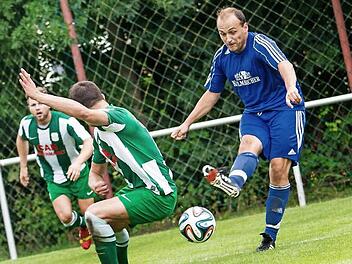 Mittelfedstratege Jochen Hollfelder (rechts) avancierte zum Landesliga-Auftakt gegen Dergahspor zum Lenker und Denker im Kasendorfer Mittelfeld. Fotos: Alexander Muck