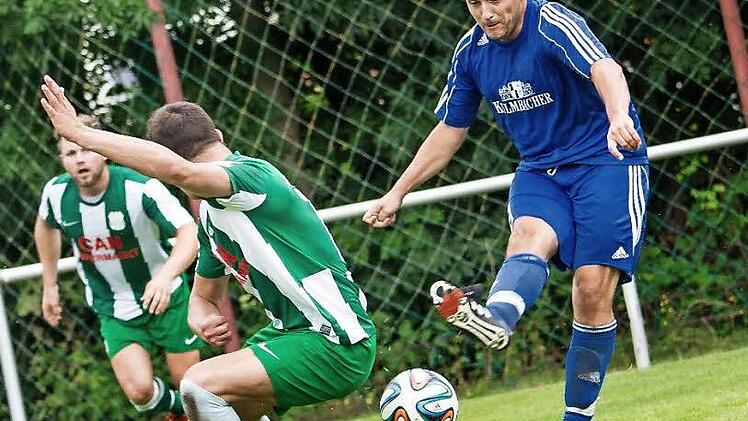 Mittelfedstratege Jochen Hollfelder (rechts) avancierte zum Landesliga-Auftakt gegen Dergahspor zum Lenker und Denker im Kasendorfer Mittelfeld. Fotos: Alexander Muck