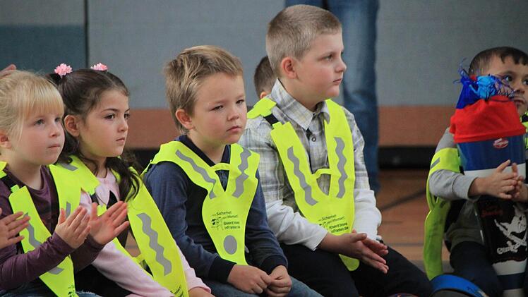 Übergabe der Sicherheitsdreiecke zum Schulanfang 2014 in Münnerstadt. Fotos: Paul Ziegler/Heike Beudert