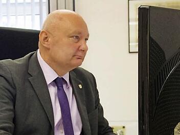 Der Blick geht nach vorn: Bürgermeister Peter Ebertsch will die Herausforderungen für Tettau mit Optimismus angehen und sich engagiert in die oft zeitaufwendige Arbeit stürzen. Foto: Marco Meißner