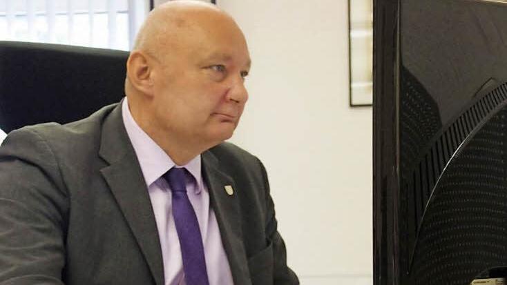 Der Blick geht nach vorn: Bürgermeister Peter Ebertsch will die Herausforderungen für Tettau mit Optimismus angehen und sich engagiert in die oft zeitaufwendige Arbeit stürzen. Foto: Marco Meißner