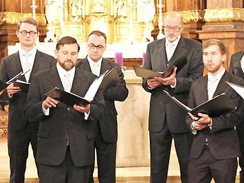 Das Vokalensemble mit Benedikt Heggemann (links) Foto: Johanna Blum