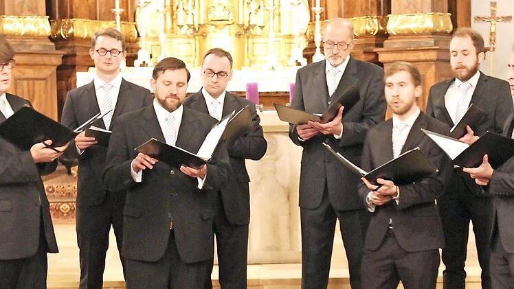 Das Vokalensemble mit Benedikt Heggemann (links) Foto: Johanna Blum